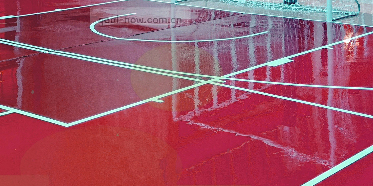 比分牌局部特写，LED 数字泛橙光，周围深蓝黑压暗